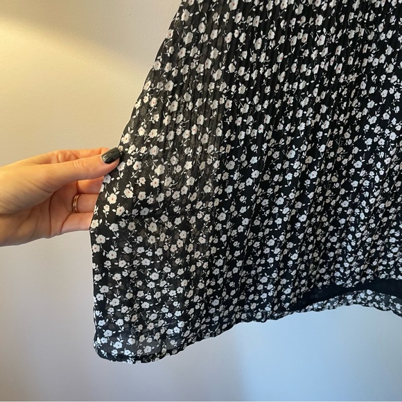 Women’s Pleione Black Pleated Chiffon Top with White Floral Pattern size M - Picture 3 of 7